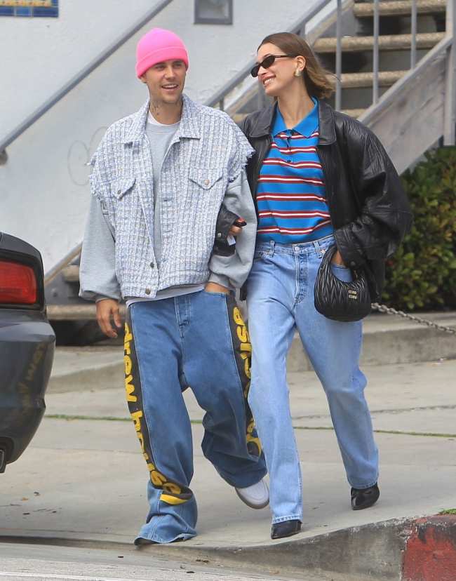 Hailey Bieber uso la misma camiseta mientras paseaba con su esposo Justin el lunes