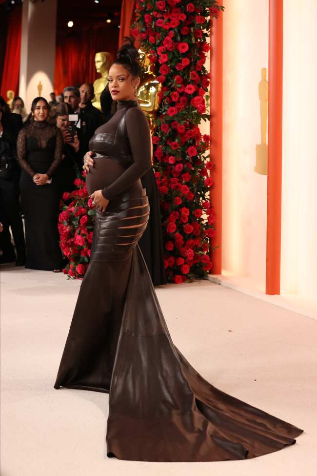 Rihanna opto por un vestido de cuero marron sobre un mono transparente para los Oscar 2023
