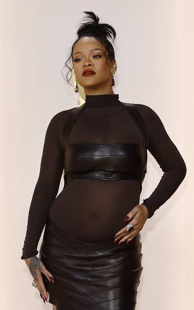 Rihanna quien espera su segundo hijo con AAP Rocky lucio feroz con su look de cuero