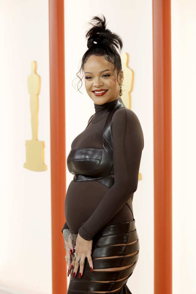 Rihanna embarazada llego a los Oscar 2023 el domingo con un atuendo discordantemente informal antes de cambiarse a su look de alfombra roja