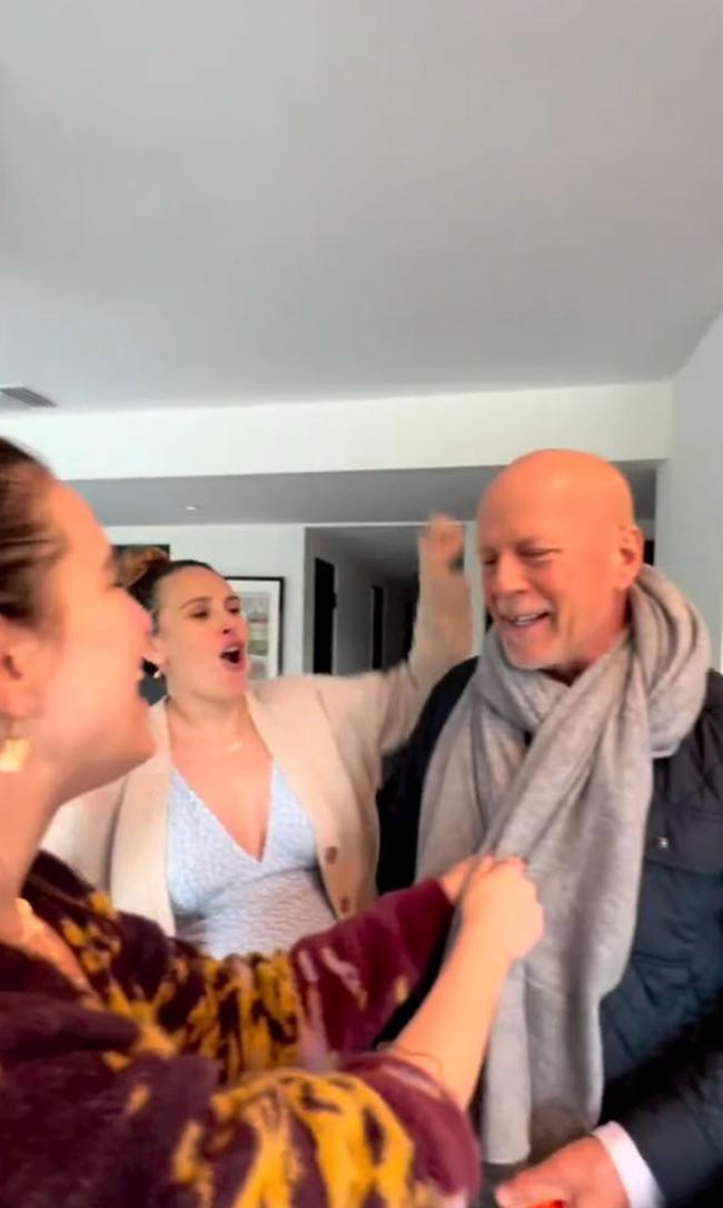 La actriz ayudo a los miembros de su familia a cantar Feliz cumpleanos