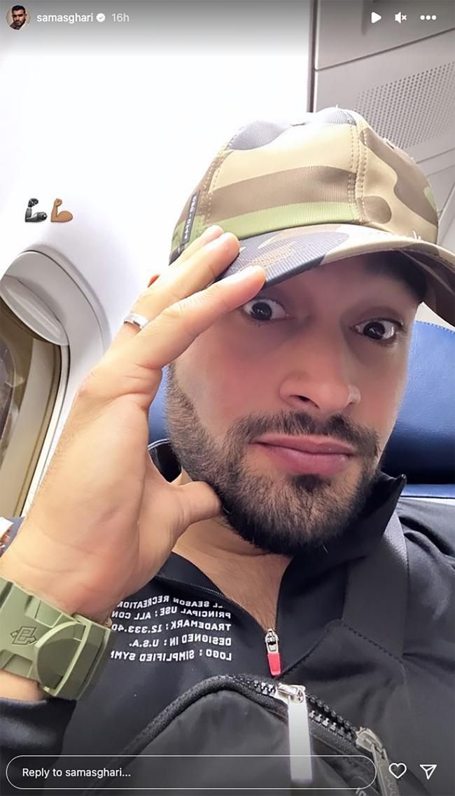 Asghari se ve aqui en una foto publicada el jueves mostrando su anillo de bodas mientras estaba en un avion