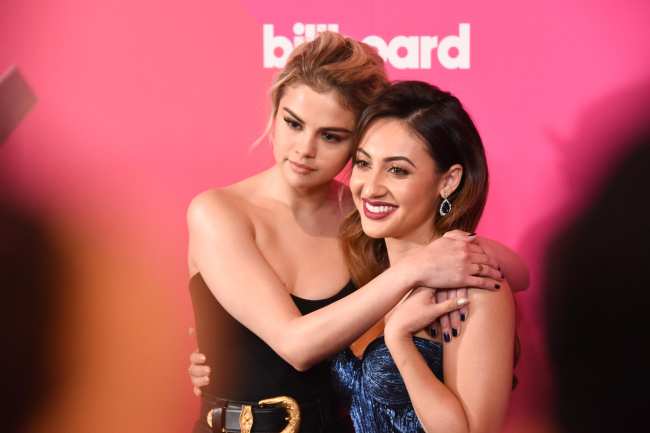 Selena Gomez y Francia Raisa en la alfombra roja de Billboard Women in Music