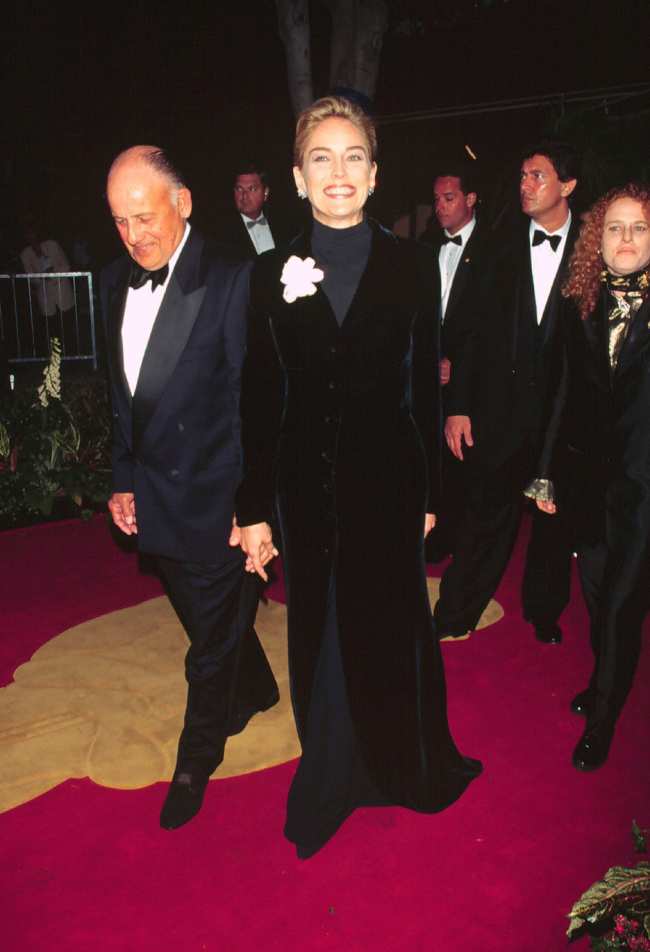              Stone coloco una camisa de Gap debajo de un vestido de esmoquin de Armani en los Oscar de 1996            