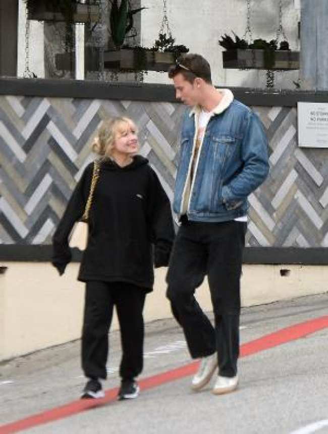 Una foto de Sabrina Carpenter y Shawn Mendes caminando juntos
