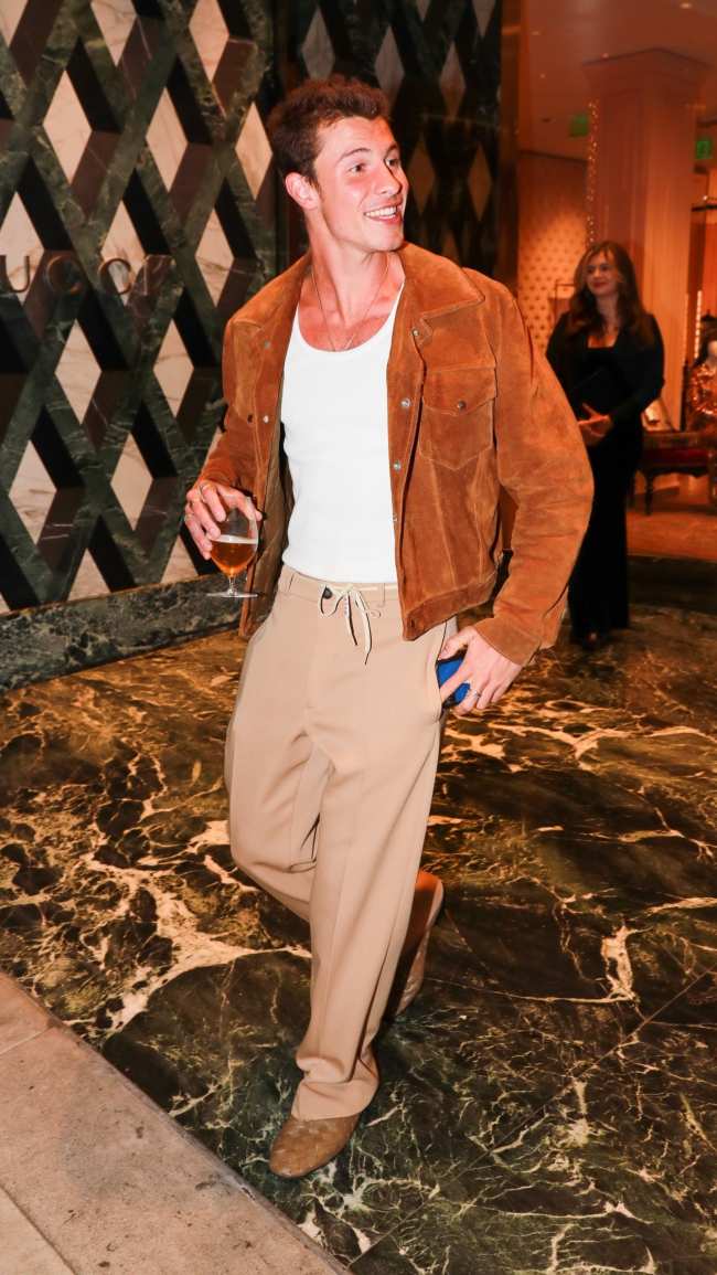              Mendes sonrio al salir de la tienda Gucci en Beverly Hills California            