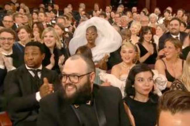 Tems sentado en la audiencia en los Oscar 2023