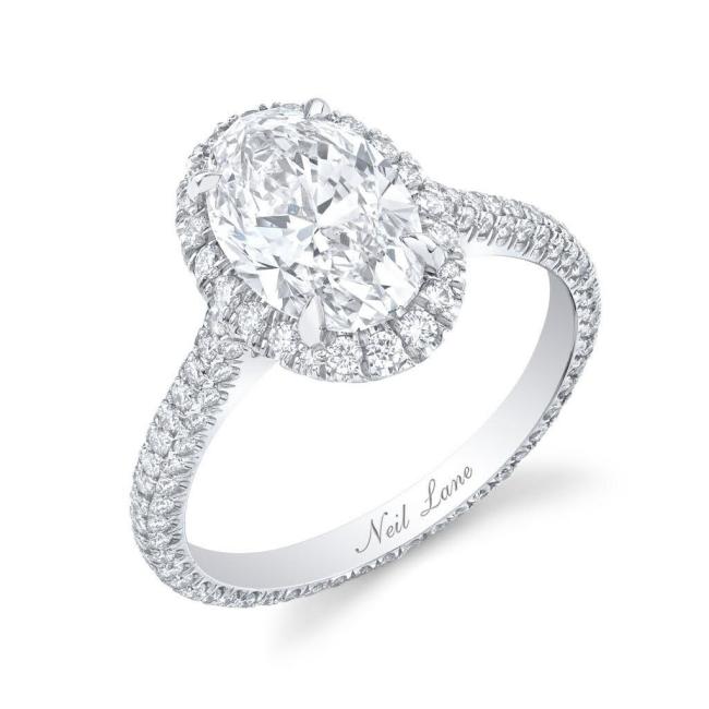 Biggar dijo que el anillo de compromiso de diamantes de Neil Lane era como una enorme bola de discoteca