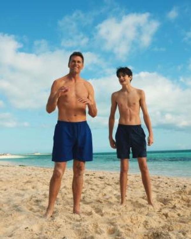 Tom Brady sin camisa se encuentra en la playa con su hijo