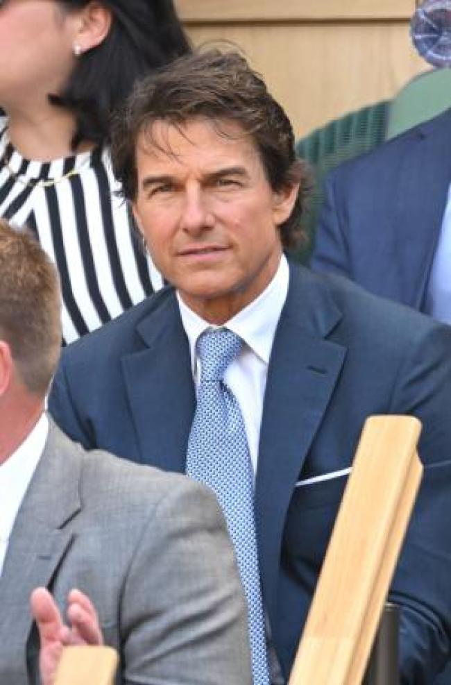 Tom Cruise sentado en un evento