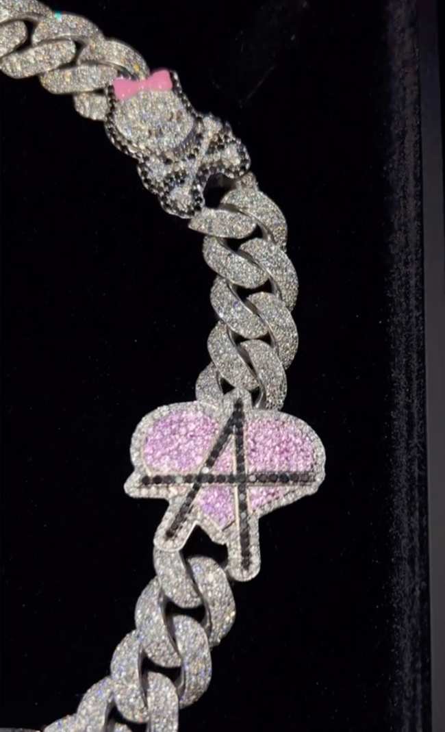 La cadena cuenta con 50 quilates de diamantes negros diamantes blancos y zafiros rosas