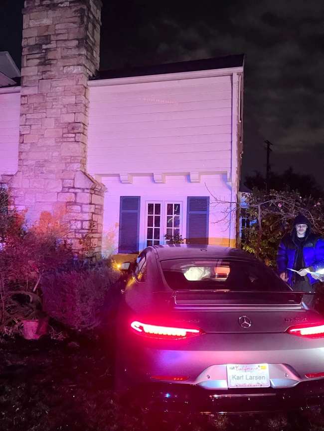              Davidson estrello su MercedesBenz contra la casa despues de golpear una boca de incendios            