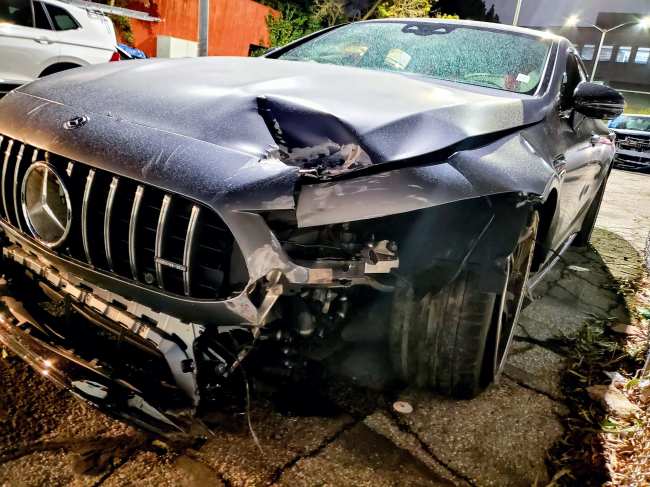              El auto de Davidson aparentemente quedo destrozado en el accidente             