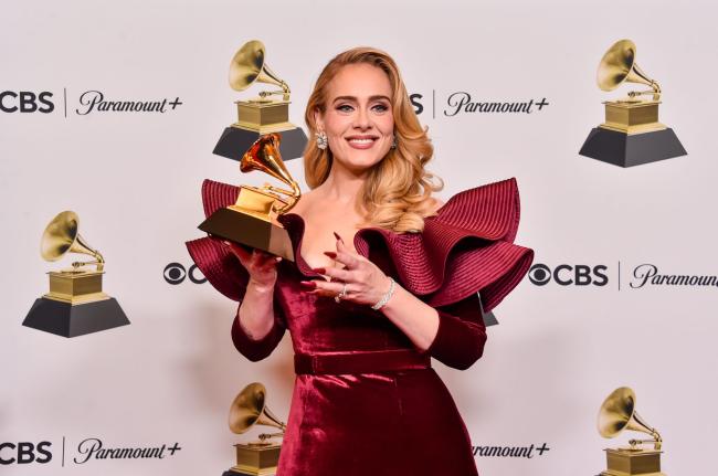 Adele tiene la friolera de 16 premios Grammy en su haber ganando el mas reciente en febrero de este ano