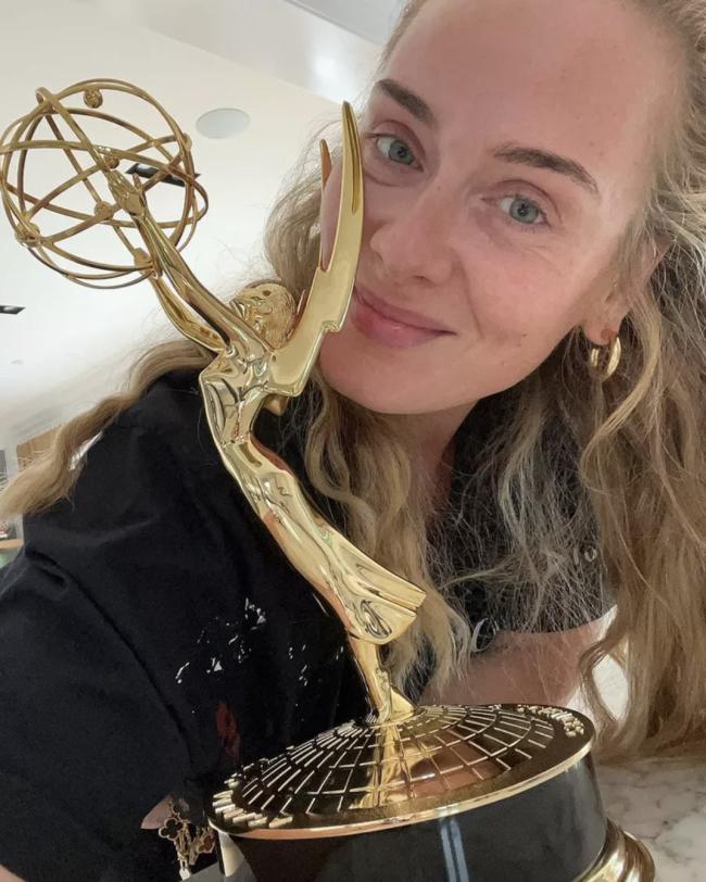 Adele posa con su Emmy que gano por su especial Adele One Night Only