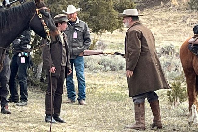 Alec Baldwin sostuvo un arma hacia atras mientras estaba en el set de filmacion de Montana