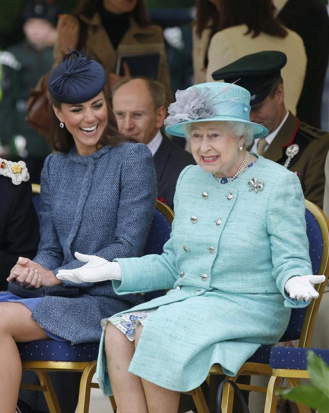 El Principe y la Princesa de Gales honraron lo que habria sido el 97 cumpleanos del difunto monarca