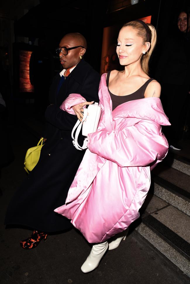 Opto por un abrigo rosa mientras caminaba con su coprotagonista de Wicked Cynthia Erivo
