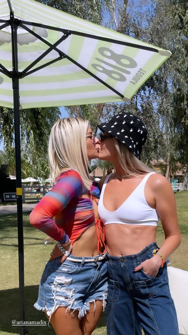 Madix le dio un beso amistoso a la amiga de Reglas de Vanderpump Dayna Kathan en Coachella