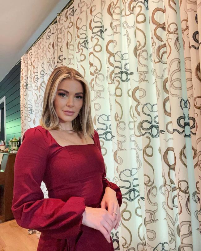 La estrella de reality poso con otro vestido rojo en su Instagram