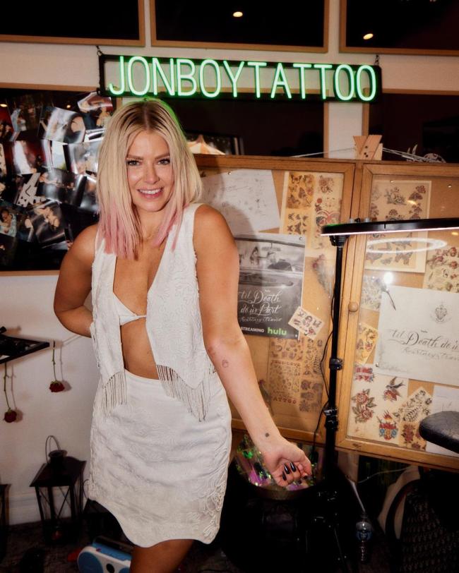 Ariana Madix fue tatuada por el famoso tatuador JonBoy en el evento emergente Poosh en Coachella