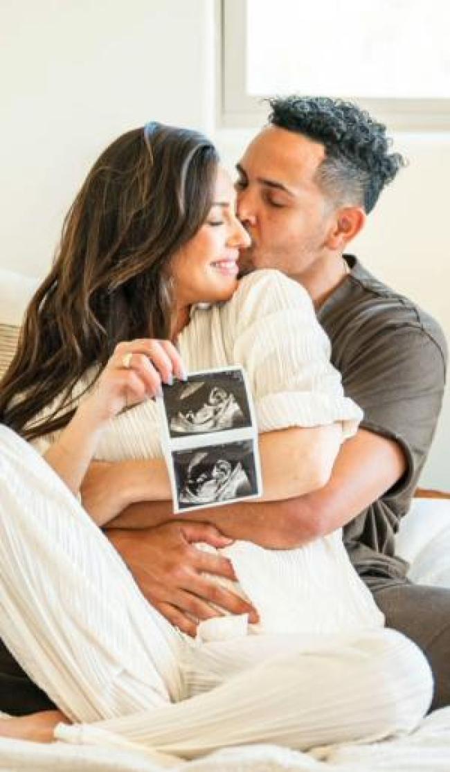Fotograma del anuncio de embarazo de Becca Kufrin y Thomas Jacobs