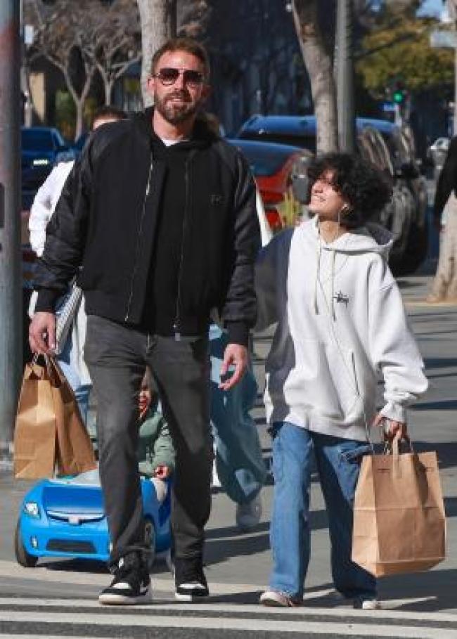 Ben Affleck sonrie caminando con su hijastra Emme