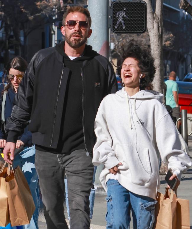 El duo fue fotografiado en Santa Monica California cargando varias bolsas y riendose a carcajadas