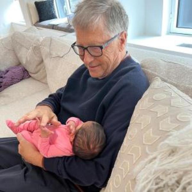 Bill Gates cargando a su nieta