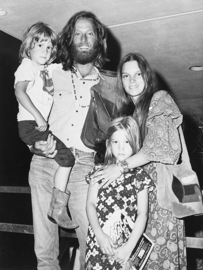 Muchos de los miembros de la familia de Bridget son famosos incluido el padre Peter Fonda en la foto de arriba