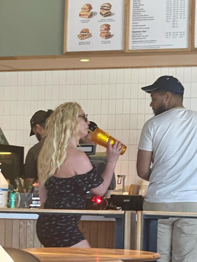 Britney Spears fue vista saliendo con un hombre desconocido en un Starbucks en Puerto Rico el sabado