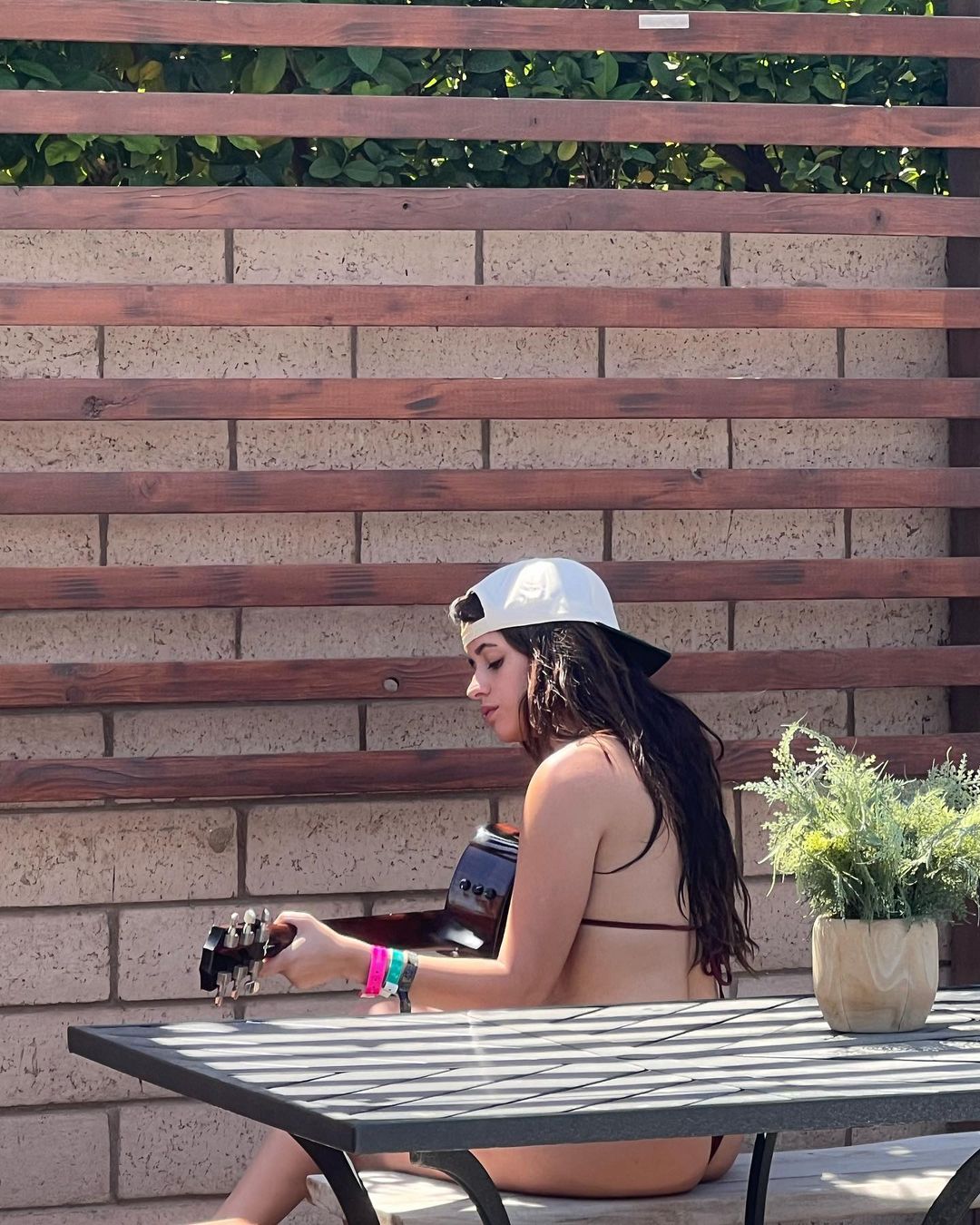 La cantante toco la guitarra en bikini y gorra de beisbol en una foto