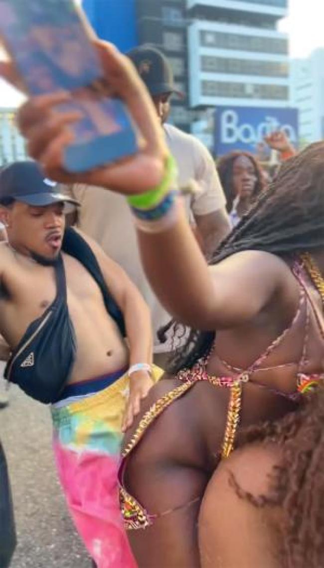 Chance the Rapper y Mela Millz bailando en el Carnaval de Jamaica