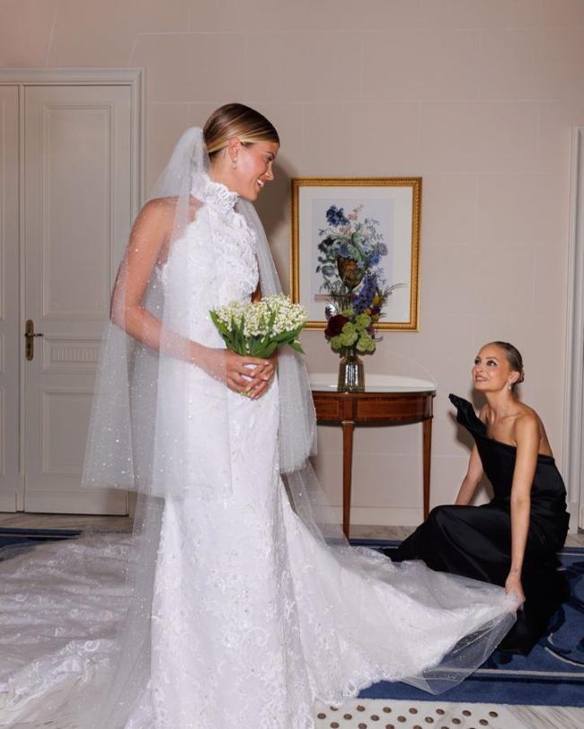 La hija de Lionel Richie lucio una serie de creaciones personalizadas de Chanel durante el fin de semana de su boda
