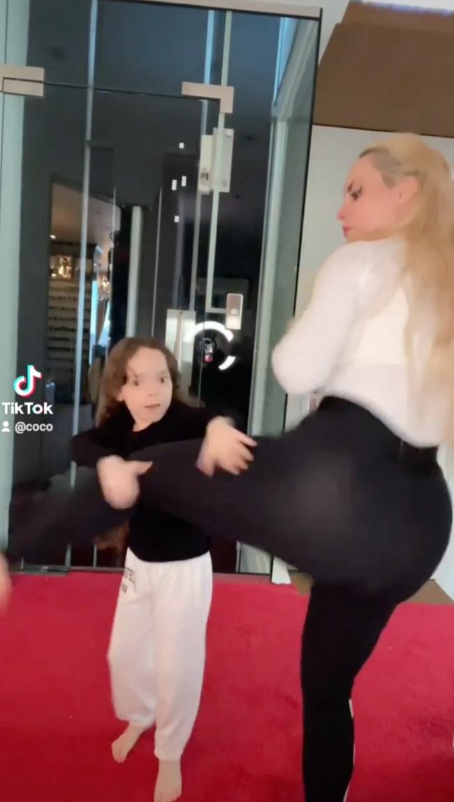 En una parte del video la nina de 7 anos intenta darle una palmada en el trasero a su mama