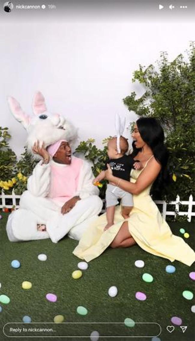 Nick Cannon en traje de conejo de Pascua para sesion de fotos con Bre Tiesi y su hijo Legendary
