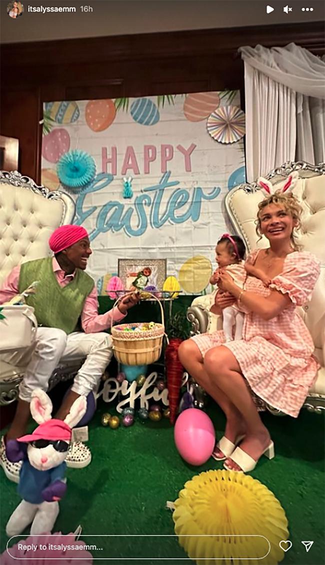 Alyssa Scott uso orejas de conejo mientras posaba con Cannon y su hija Halo