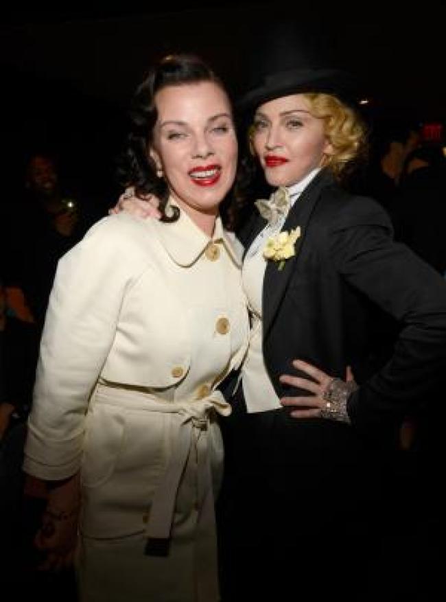 Madonna y Debi Mazar en 2013