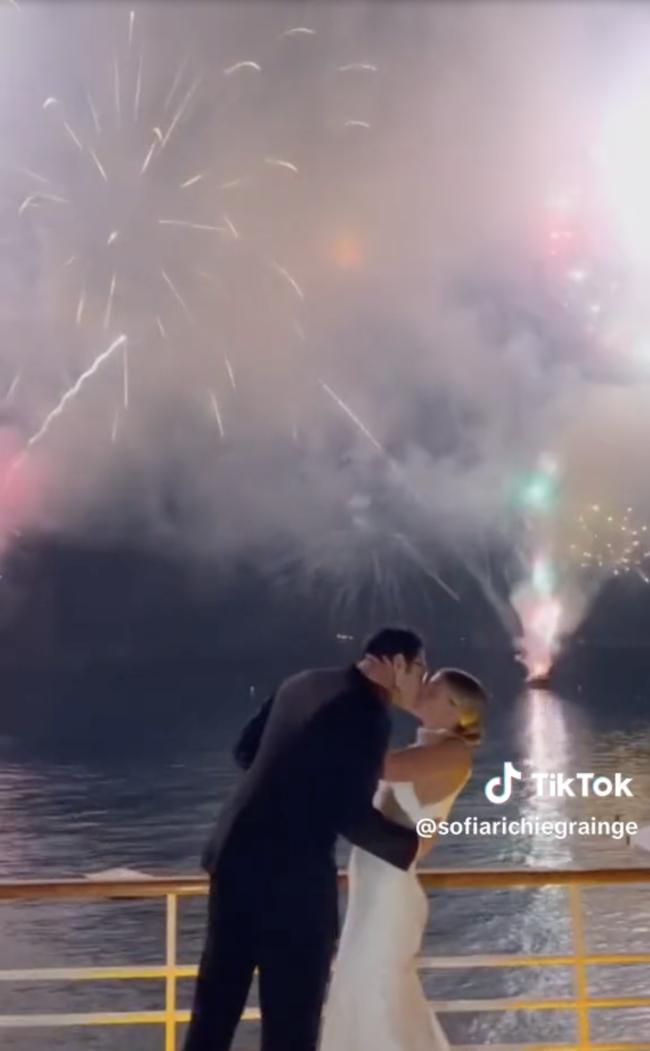 La pareja celebro su union con un espectaculo de fuegos artificiales