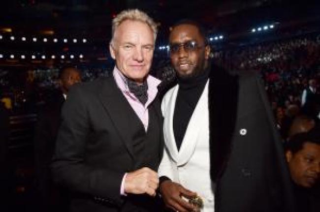 Sting y Diddy de pie juntos en los Grammy