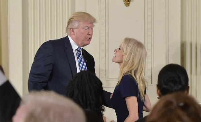 Las fuentes dijeron que Trump ha estado hablando con Conway durante 18 meses