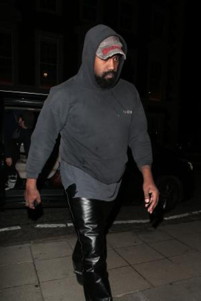 Kanye West caminando con una sudadera con capucha