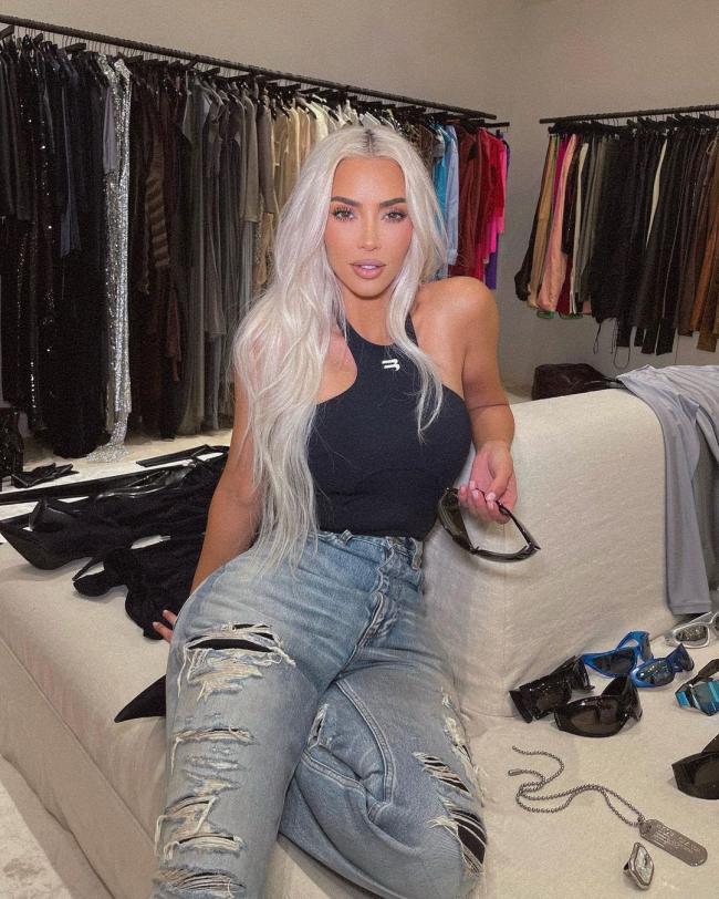 Rescue Me incluye un fragmento de Kardashian hablando sobre su divorcio de Kanye West