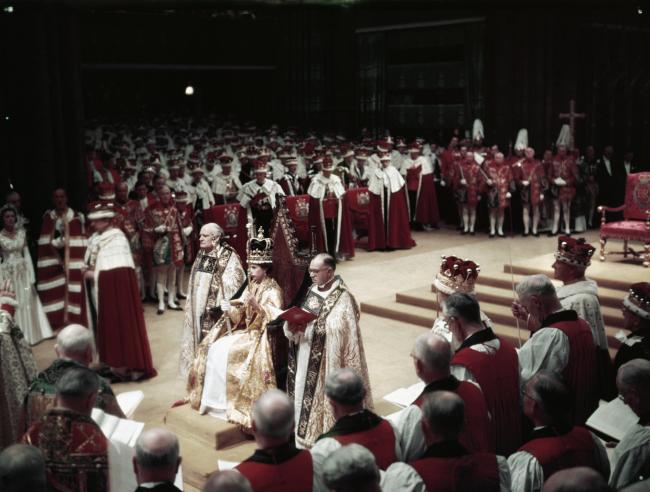 Los companeros se vistieron con tunicas carmesi y coronas para la coronacion de la reina Isabel II
