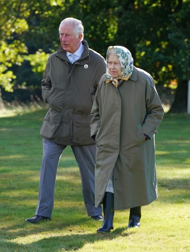 Charles mostro su estilo relajado en una caminata con su difunta madre en 2021