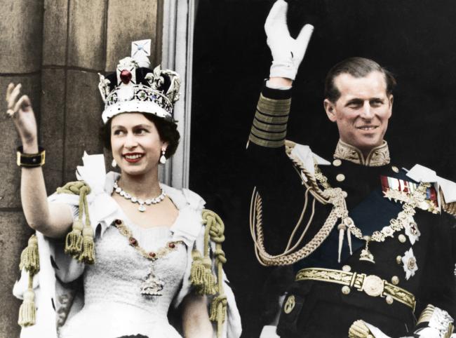 La coronacion de la reina Isabel fue un asunto mucho mas formal de lo que parece ser la de su hijo