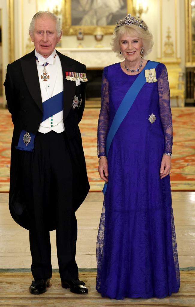 Incluso si otros invitados estan vestidos informalmente Charles y Camilla luciran coronas brillantes para la ceremonia del 6 de mayo