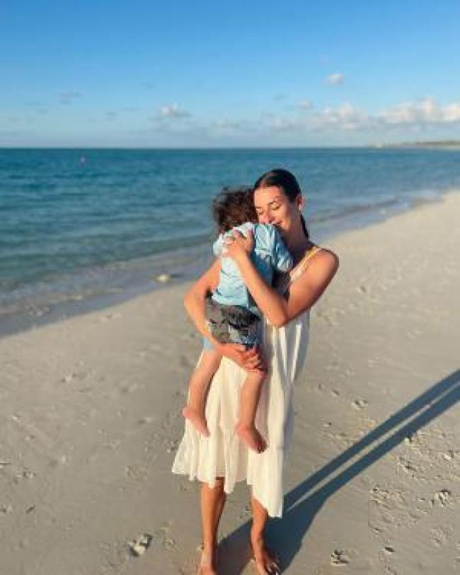 Lea Michele cargando a su hijo Ever en la playa