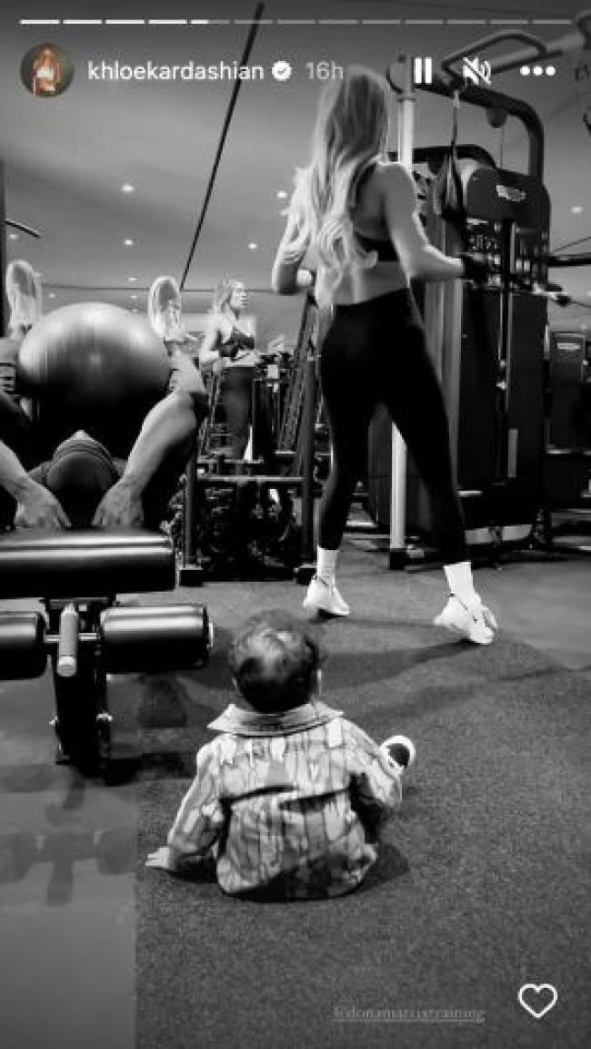 Khloe Kardashian hace ejercicio mientras su hijo mira