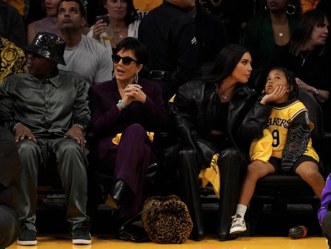 Kris Jenner y Corey Gamble se sentaron con la pareja madrehijo
